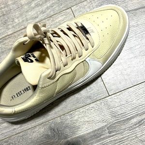 This is brand new Nike Air force 1. Size 9.5 USA
